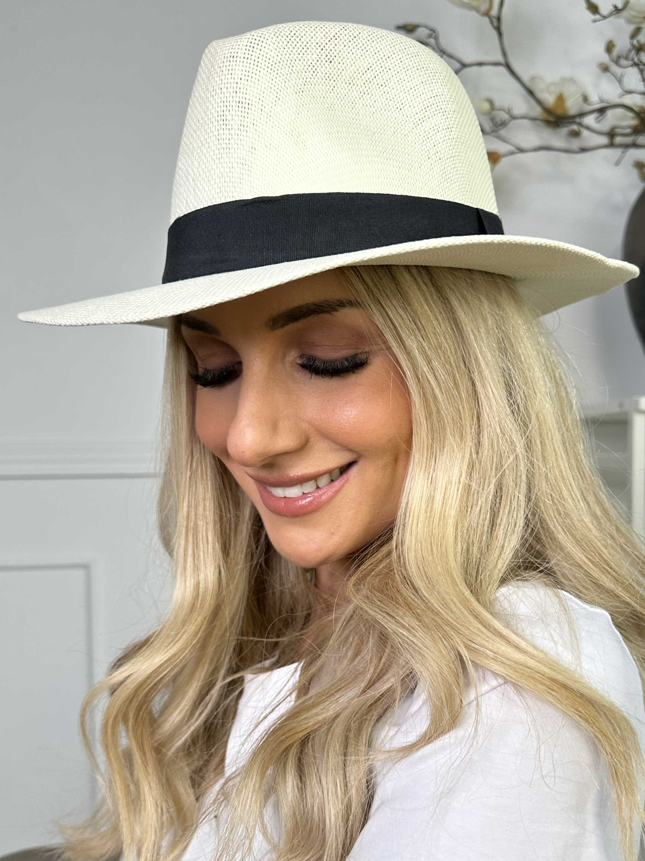 Wanda - Sød plain hat med bredt bånd